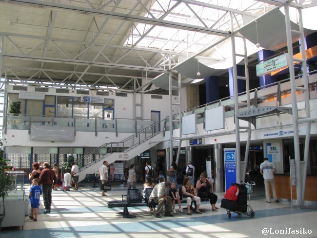 Interior de la Terminal 1 del aeropuerto de Sofía en Bulgaria