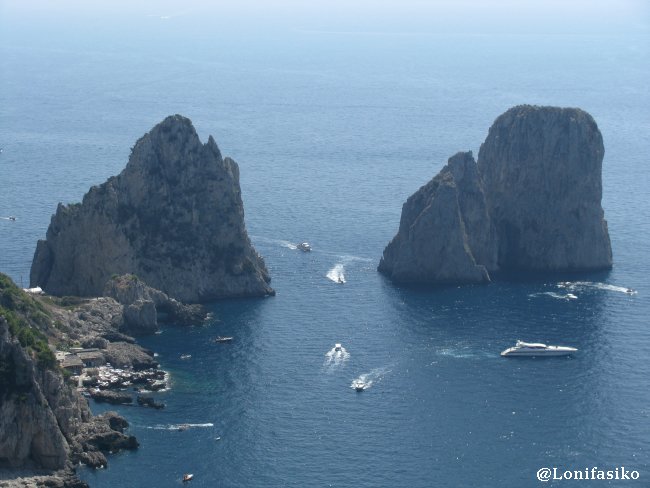 Il Faraglioni, con su canal de agua en medio de las dos rocas, típica postal de Capri
