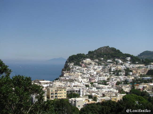 Parte alta de Capri, con el monte Vesubio al fondo a la izquierda