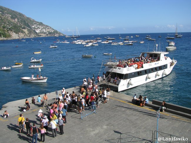 Lateral de la playa de Positano donde se coge el barco a Capri