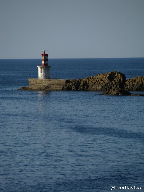Faro y baliza de la orilla oriental de la bocana del puerto de Pasaia - Pasajes