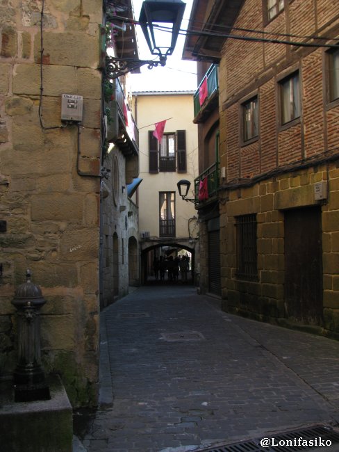 Pasadizo y calle principal del casco histórico de Pasai Donibane
