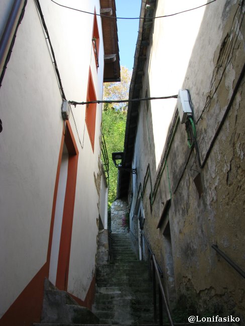 Escaleras y callejones estrechos en el casco histórico de Pasai Donibane