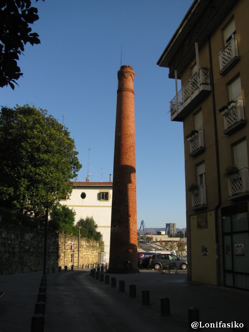 Antigua chimenea industrial, entrada al casco histórico de Pasai Donibane