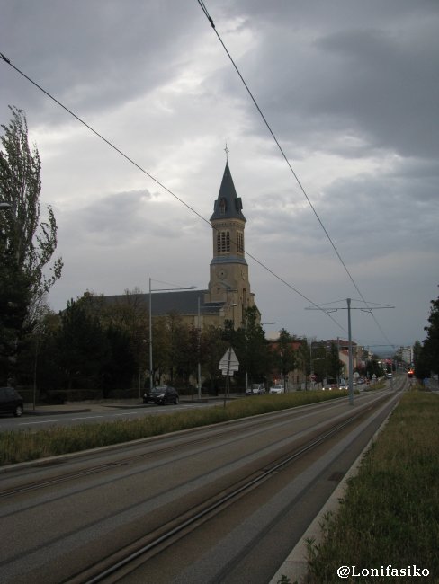 Tranvía e iglesia en Clermont-Ferrand