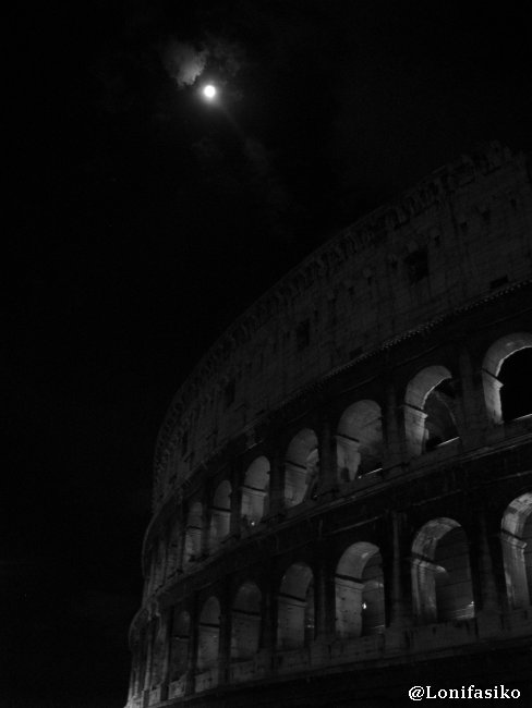 El Coliseo de Roma, de noche