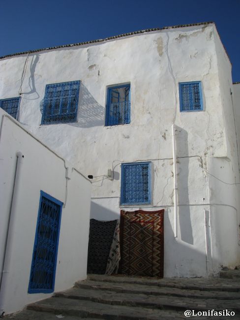 Blanco, azul y ¡alfombras a la venta! en Sidi Bou Said