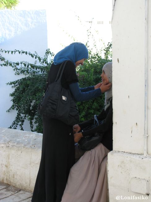 Afecto y complicidad femenina en Sidi Bou Said, un momento que me sorprendió gratamente