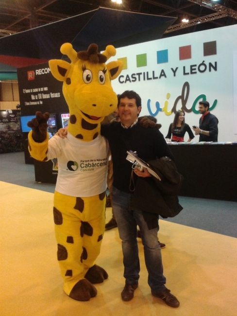 Foto graciosa con la mascota jirafa de Cabárceno, en el stand de Cantabria en Fitur 2013
