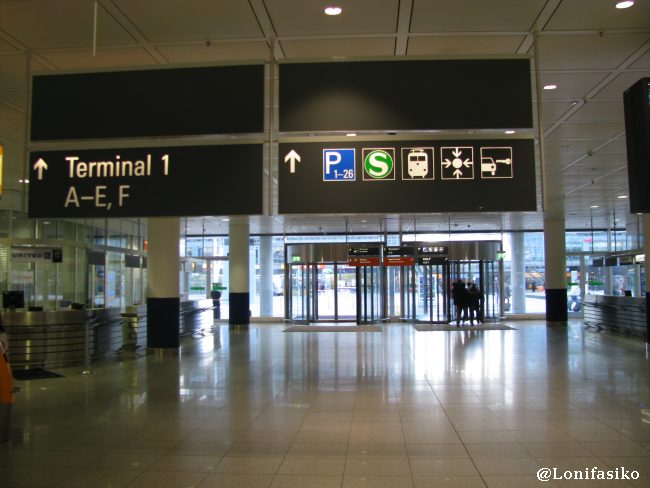 Señales en el aeropuerto de Munich para coger el S-Bahn