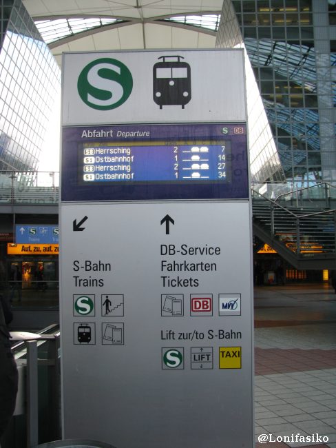 Indicaciones para bajar a los andenes del S-Bahn