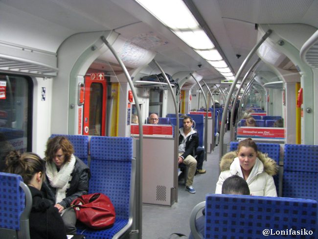 Interior del S-Bahn, una especie de metro ligero de transporte metropolitano en Munich 