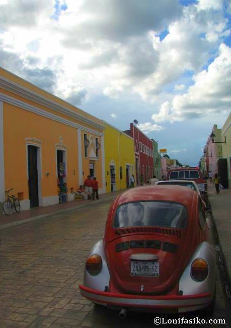Fachadas de colores en las calles del centro de Valladolid, en México