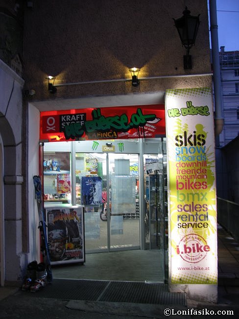 Entrada a la tienda de alquiler de material de esquí Die Böerse, en Innsbruck