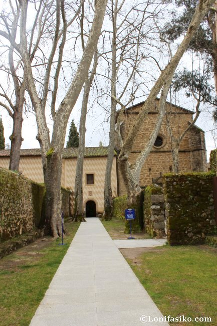 Pasillo de acceso para la visita al Monasterio de Yuste