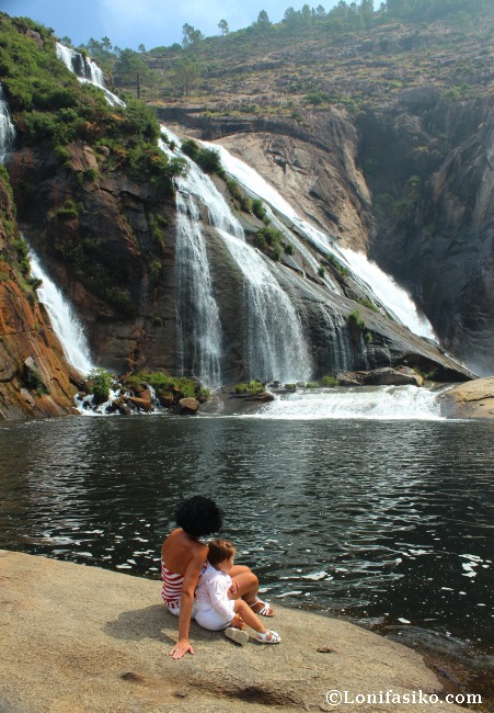 Cascada del río Ézaro con niños