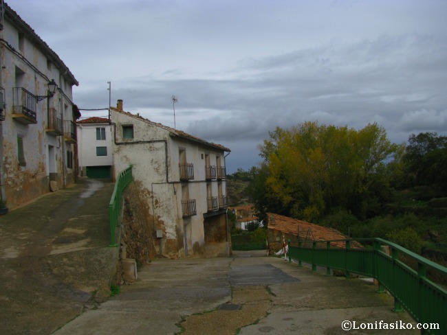 Calles desiertas en el pueblo soriano de Vozmediano