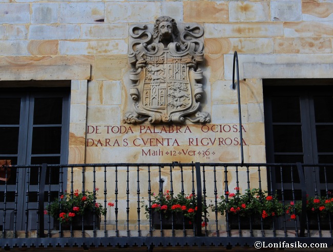 Escudo e inscripción de la fachada del ayuntamiento de Elorrio