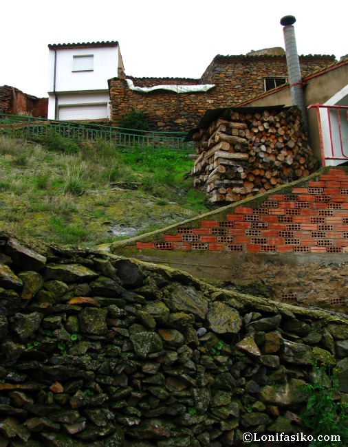 Piedra, cemento y leña, el invierno en Vozmediano, a la vera del Moncayo, es muy crudo