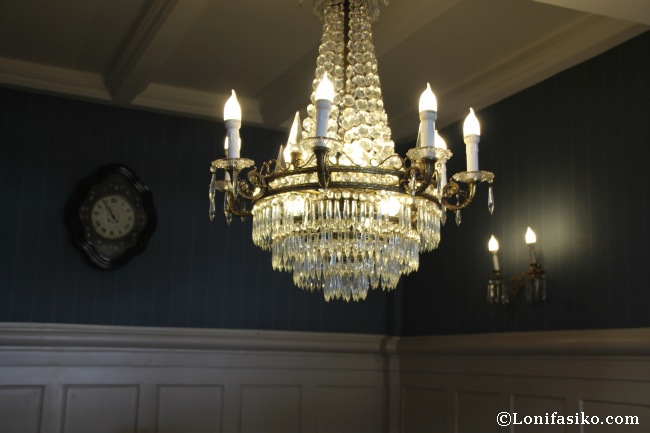 Impresionante lámpara en una zona del comedor, elegancia clásica