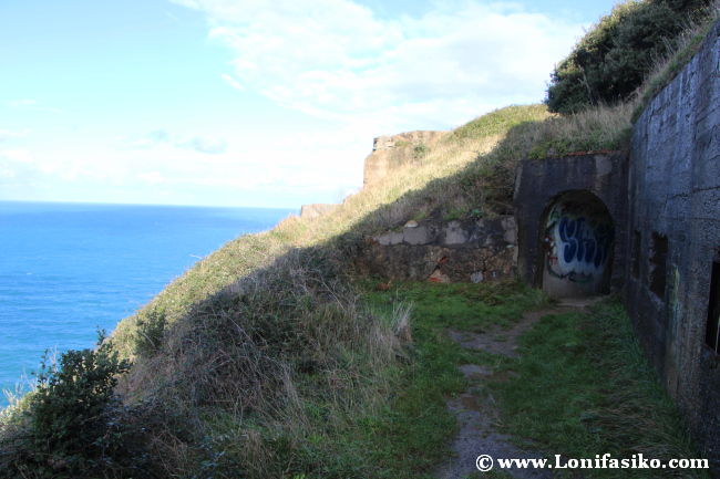 Entrada principal al búnker y cuartel militar bajo el faro de Gorliz