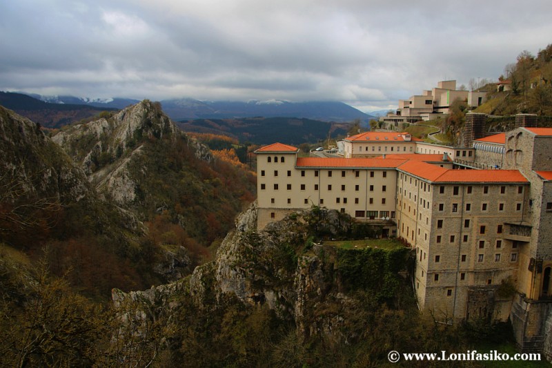 Santuario de Arantzazu se asoma al vacío kárstico