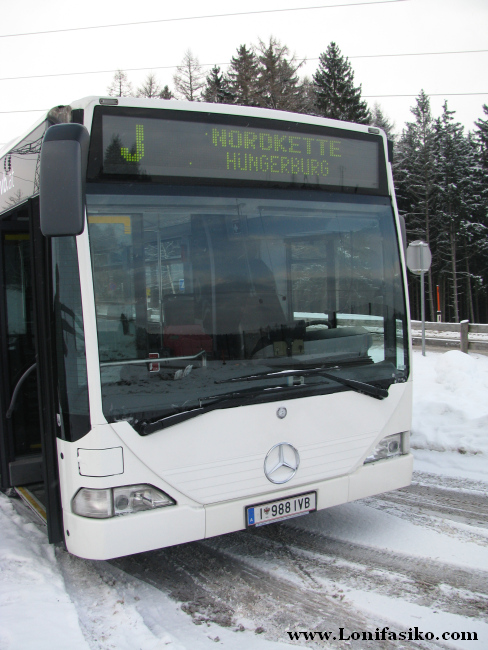 Autobús de la línea 'J' en la parada de Olympiaexpress, en Patscherkofel