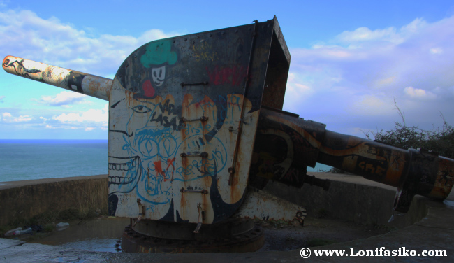 Cañón de la bateria bélica en el búnker bajo el faro de Gorliz