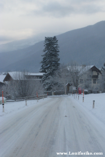 Carretera de acceso, muy nevada, camino a la estación de esquí de Patscherkofel