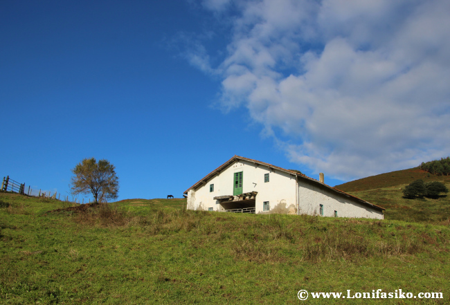 Paisaje auténticamente vasco camino al faro de Gorliz