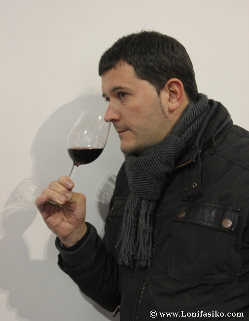 Catando un vino de Rioja Alavesa en Ardoaraba 2013
