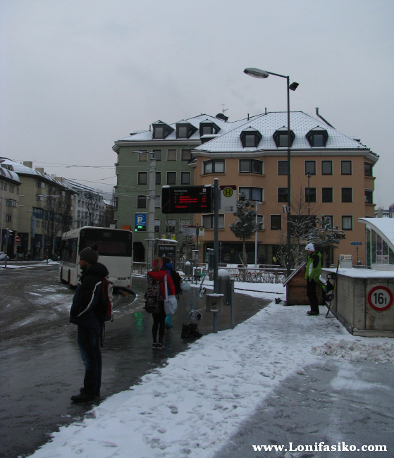 Parada de autobús de MarktPlatz en Innsbruck, por donde pasa la línea 'J'