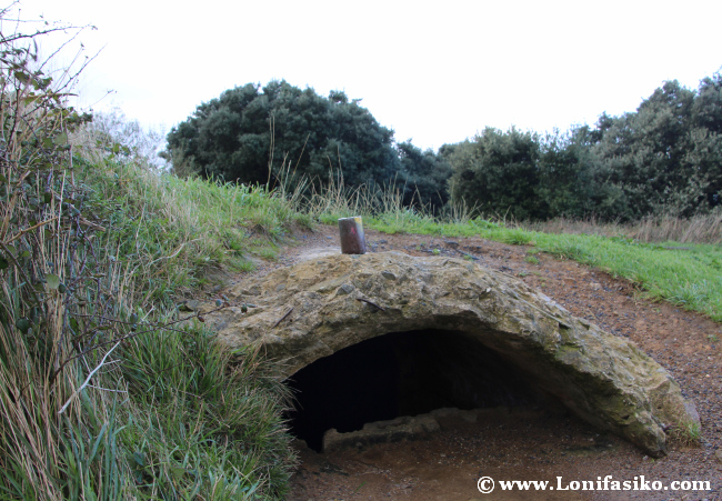 Intrépida entrada a los búnkeres bajo el faro de Gorliz