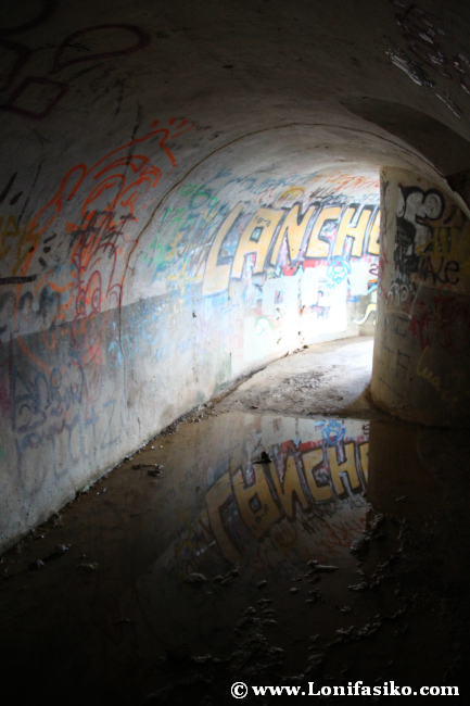 Interior de las galerias de los búnkeres bajo el faro de Gorliz