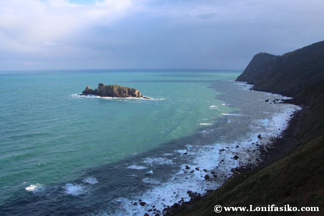 Isla Billano y acantilados que descienden al mar Cantábrico desde el monte Ermua