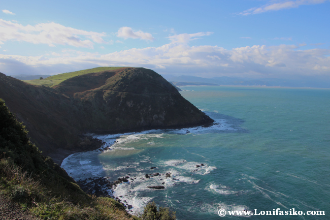 Vistas hacia el último confín de Bizkaia desde la bateria bélica bajo el faro de Gorliz