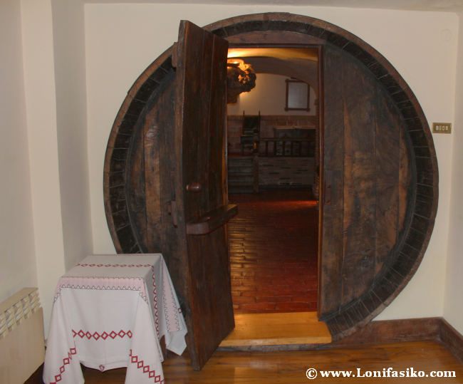 Puerta en forma de kupela en la bodega del restaurante Andra Mari