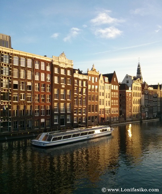 La belleza de Amsterdam, sus canales y sus edificios