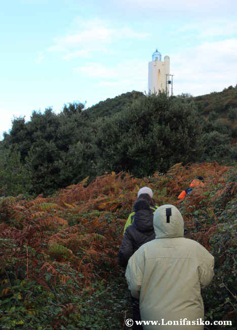 Sendero de acceso a la entrada principal del búnker bajo el faro de Gorliz