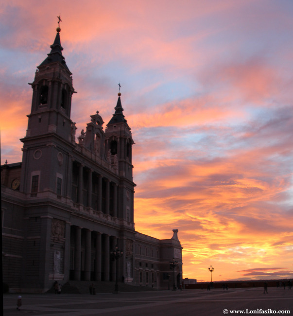 Atardecer desde la explanada de la Catedral de La Almudena de Madrid
