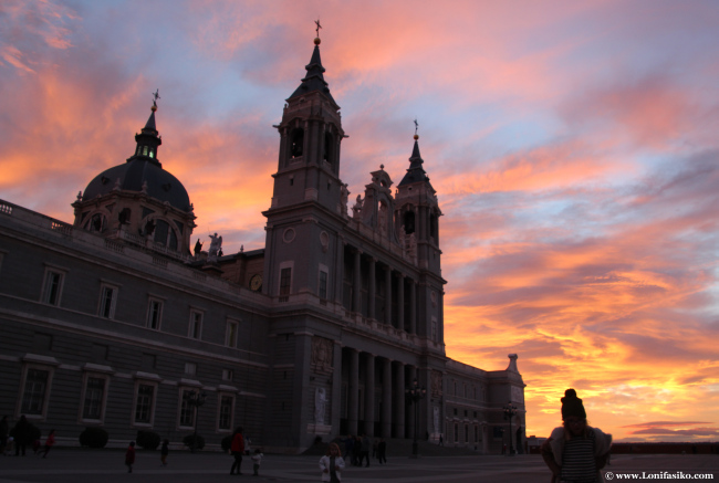 Niños jugando frente a la imponente Catedral de La Almudena al atardecer