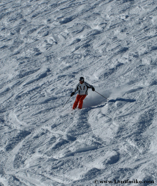 Practicando esquí fuera pista, freeride, en Axamer Lizum
