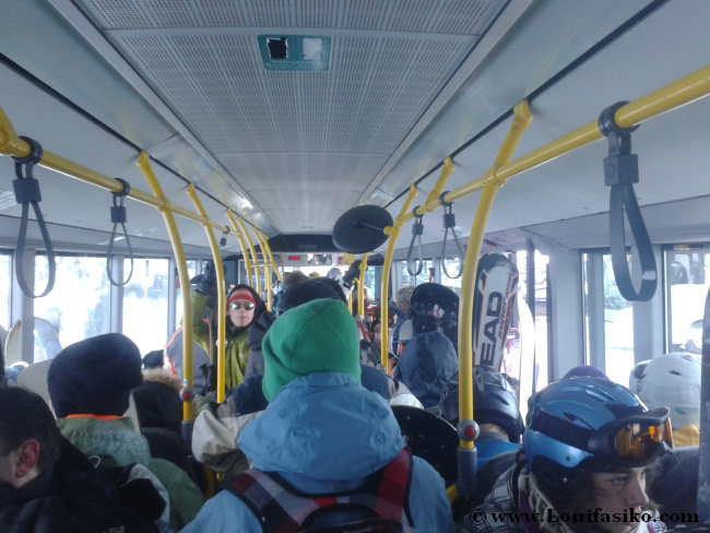 Interior del Postbus, autobús gratuito desde Innsbruck a Axamer Lizum