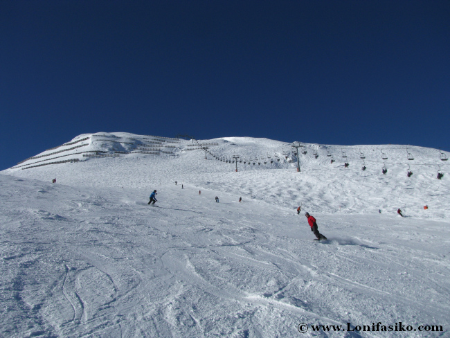 Pista roja amplia para practicar esquí en Axamer Lizum