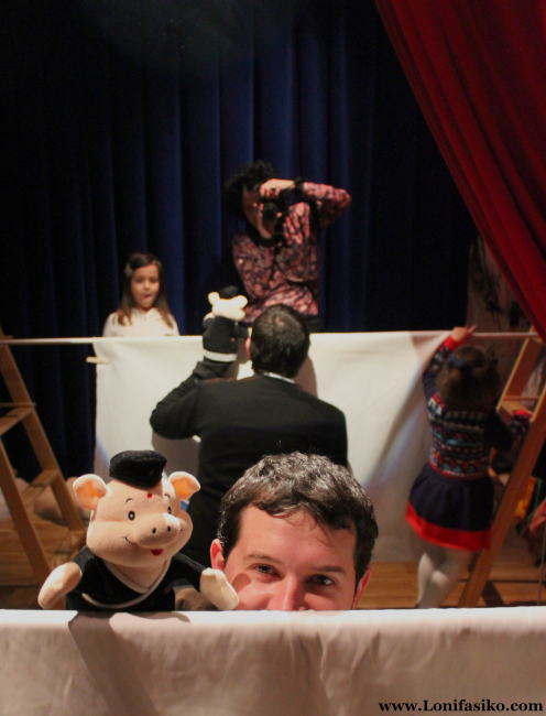 Jugando a ser titiritero en el teatrillo improvisado del museo Topic de Tolosa