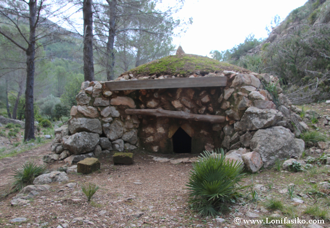 Uno de los hornos de cal de Na Llaneres