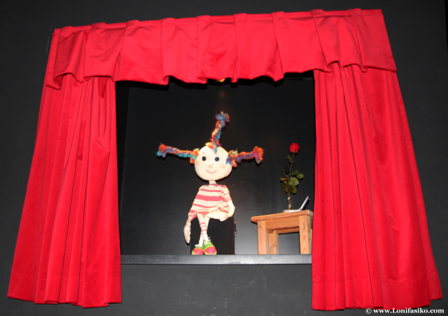 Mariona, la marioneta mascota de Topic, da la bienvenida a los visitantes
