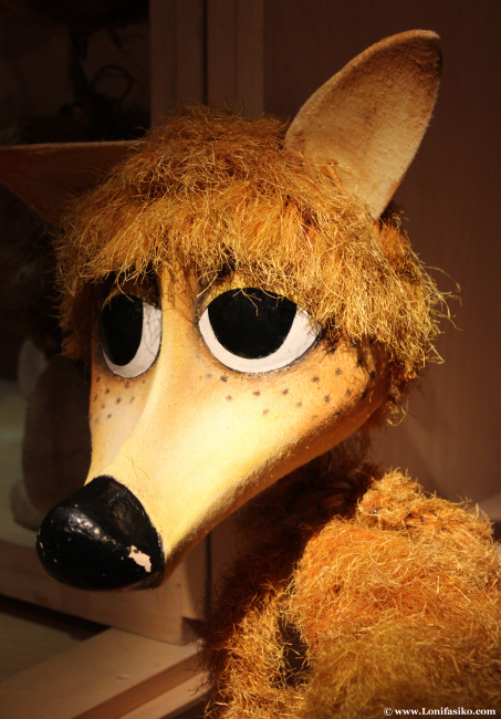 Marioneta de extraño animal en el museo Topic de Tolosa