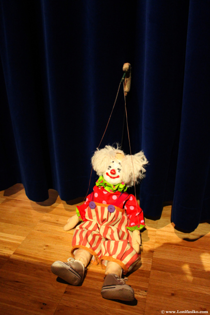 Marioneta esperando su turno para salir a escena, entre bambalinas