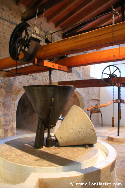 Muela montada en el molino de la almazara de Es Galatzó